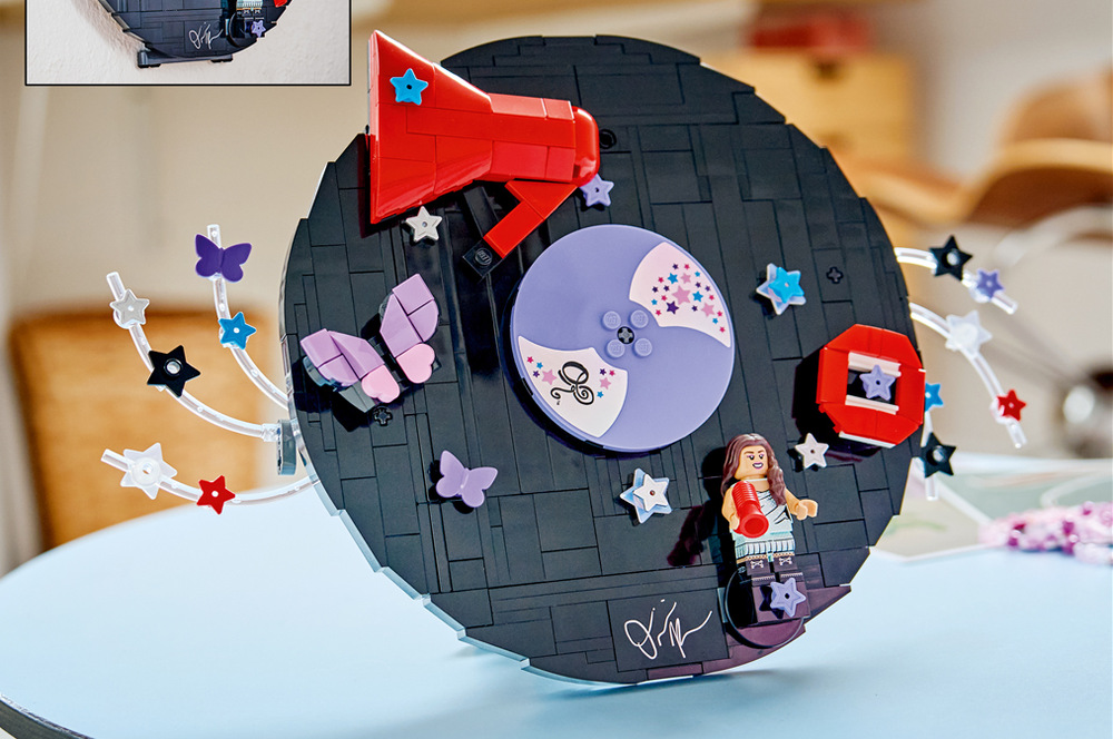 Stavebnice LEGO® Editions 43028 Editions M Po sestavení lze 360 dílků proměnit v dekoraci k zavěšení či vystavení na stole nebo polici.