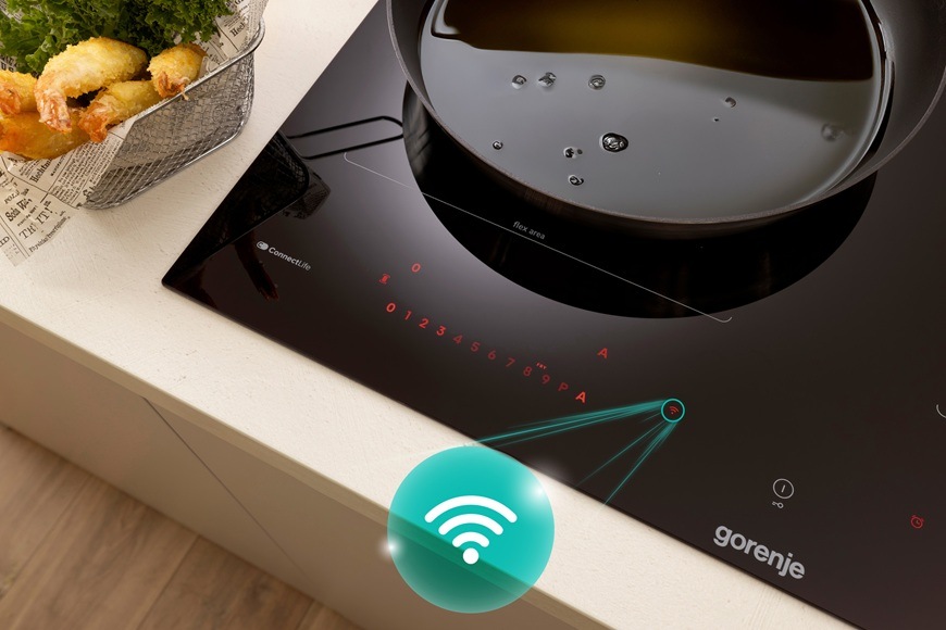 Indukční varná deska Gorenje G800 GI6443BSCWF černá Detailní záběr na levý roh indukční varné desky Gorenje GI6443BSCWF. Ta je opatřena vestavnou Wi-Fi pro snadné propojení varné desky s mobilní aplikací ConnectLife.