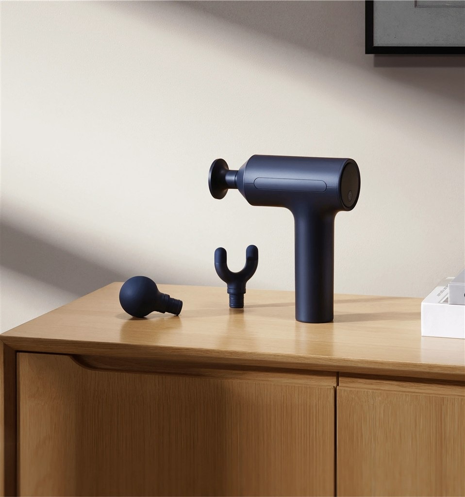 Masážní pistole Xiaomi Massage Gun 2 černá Masážní pistole Xiaomi Massage Gun 2 v interiéru