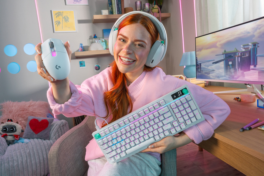 Hráčka držící myš Logitech G305 X SUPERLIGHT a klávesnici Logitech G316 X 98
