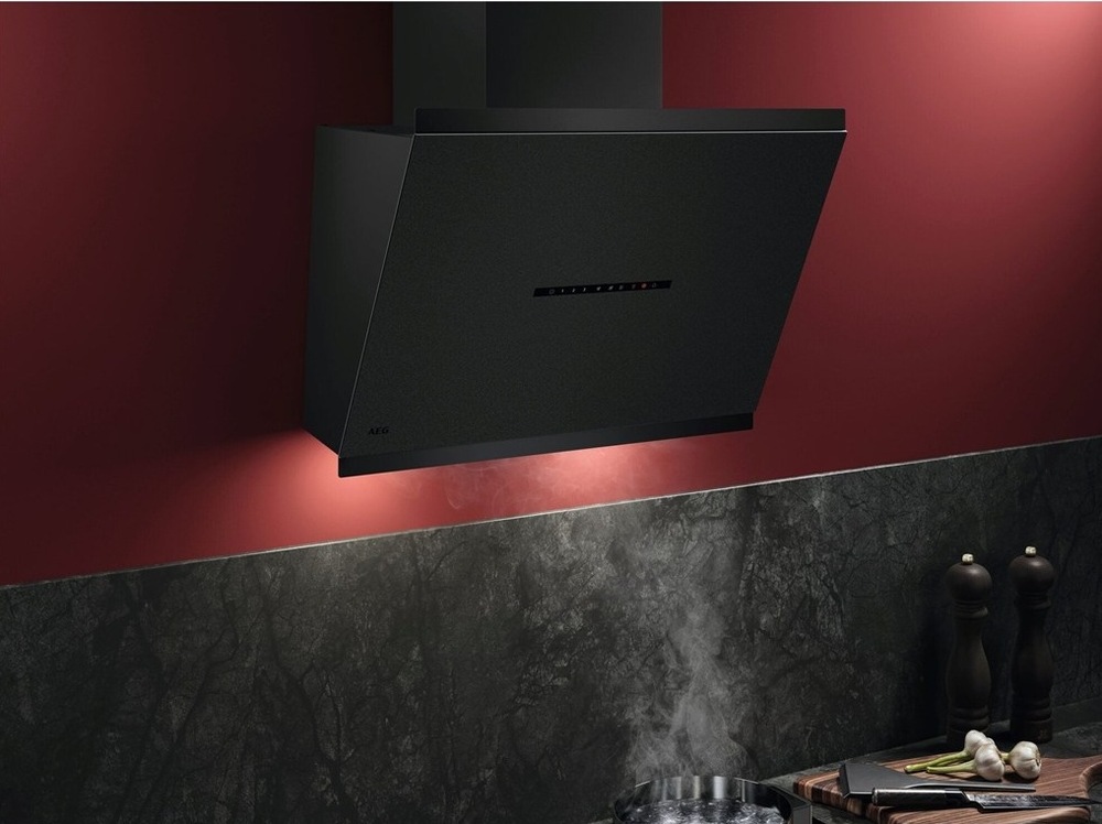 Vertikální komínový odsavač par AEG GV77D61SZ Hob2Hood nad varnou deskou.