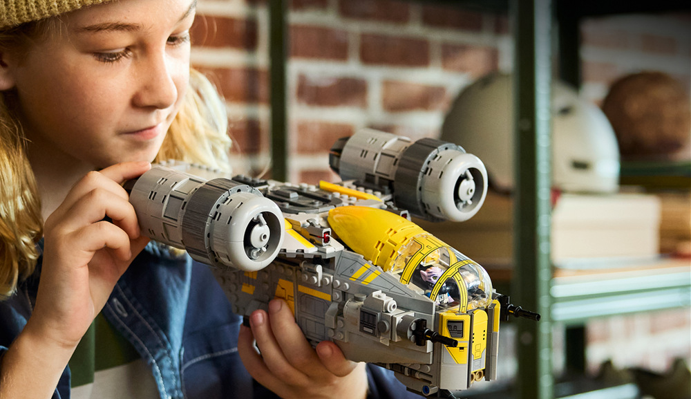 Stavebnice LEGO® Star Wars™ 75447 Razor Crest™ Působivý přírůstek do sbírky – Razor Crest se po dokončení promění ve výraznou dekoraci a díky aplikaci se snadno staví.