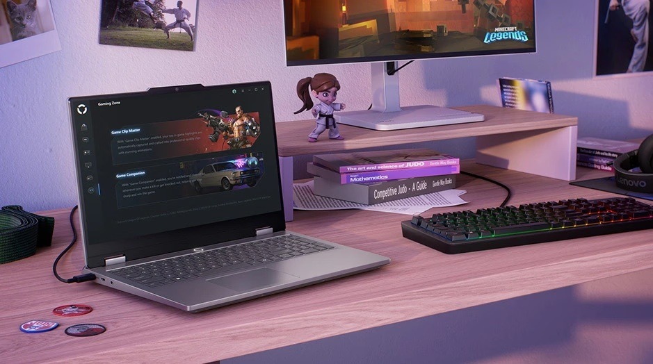 Notebook Lenovo LOQ na stole s otevřeným přehledem výkonu a nastavením barevného podsvícení klávesnice