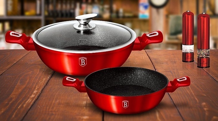 Pekáč Berlinger Haus Burgundy Metallic Line 2,3 l Pekáč Berlinger Haus Burgundy Metallic Line 2,3 l, servírování přímo na jídelním stole