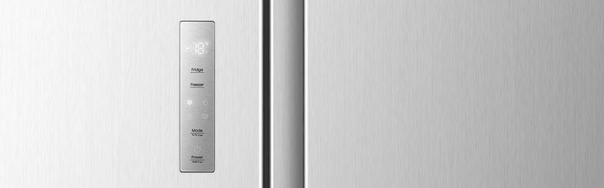 Americká lednice Hisense RS3P558NEIC nerez Detailní záběr na displej na přední straně dveří u americké chladničky Hisense RS3P558NEIC