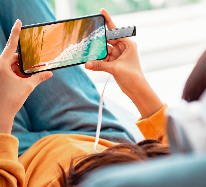 ADATA UE800 512GB připojený k mobilnímu telefonu při přehrávání videa z externí paměti