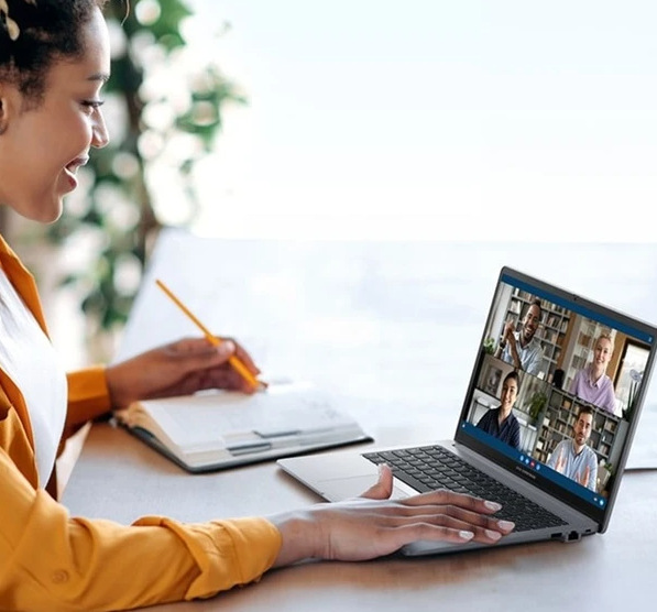 Notebook Asus ExpertBook P1 šedý Žena má videohovor přes notebook Asus ExpertBook P1