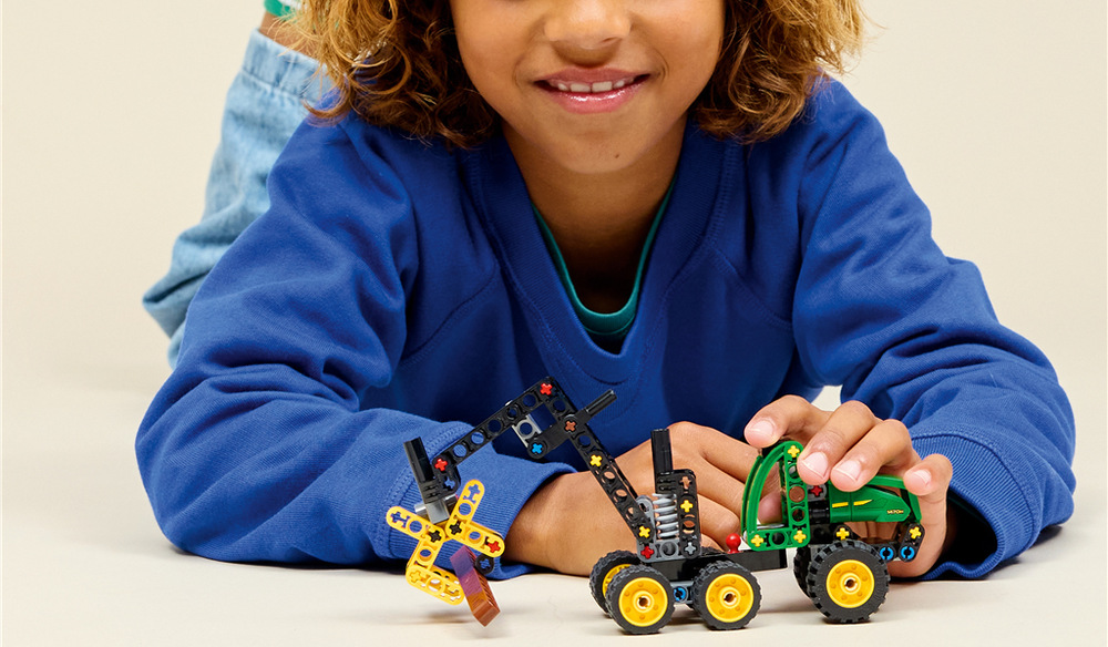 Stavebnice LEGO® Technic 42218 Kombajn John Deere 1470H Kombajn John Deere 1470H potěší malé fanoušky velkých strojů a nabízí dostatek funkcí pro vlastní lesní scénáře