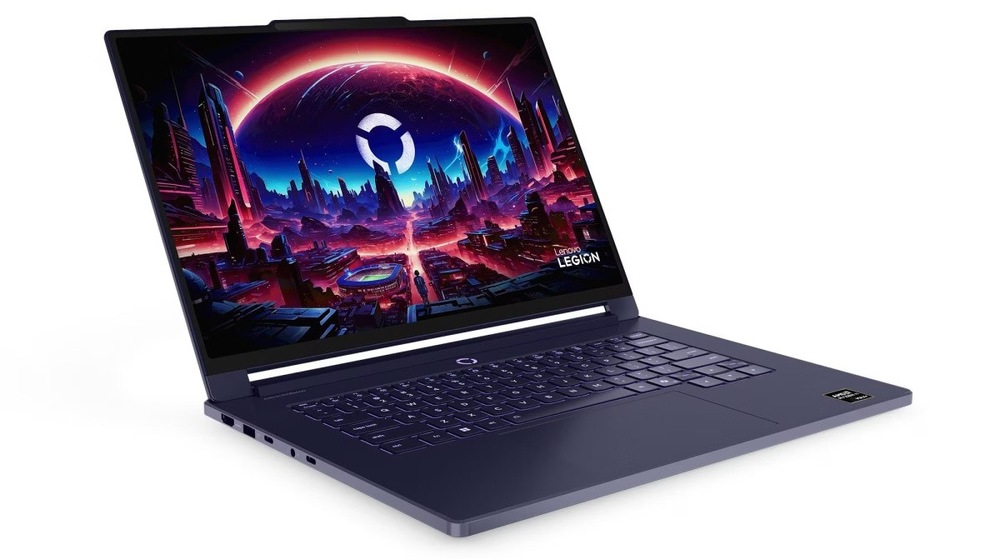 Otevřený a zapnutý notebook Lenovo Legion 7 15ASH11 otočený doprava
