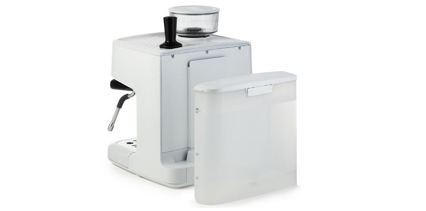 pohled na zadní stranu kávovaru  GORENJE GSACM20W, kde je odnímatelná nádržka na vodu.