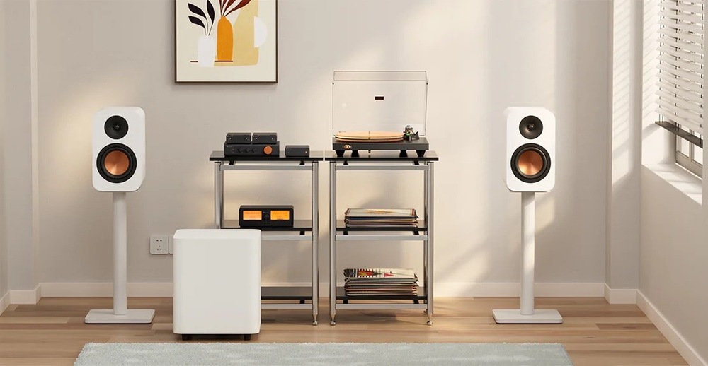 Subwoofer Fosi Audio SW10 bílý Subwoofer Fosi Audio SW10 je postaven na zemi, kde jeho minimalistické provedení vkusně doplňuje domácí audio sestavu.