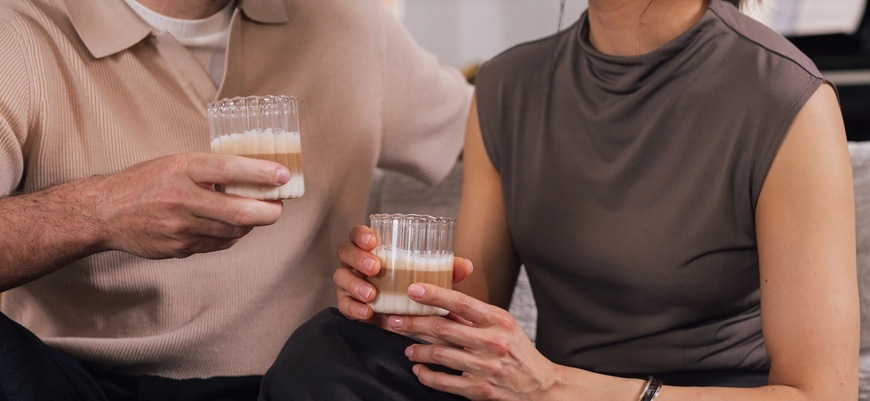 Automatický kávovar Nivona NICR 930 Muž a žena pijí cappuccino.