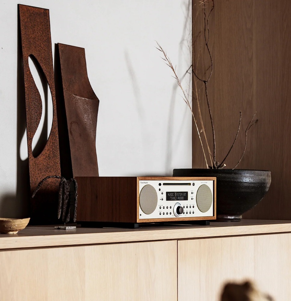 Mikrosystém Tivoli Audio Music System+ hnědý/béžový Mikrosystém Tivoli Audio Music Systém Plus MSYP-CLA, DAB+ poskytuje výkonný zvuk díky full-range reproduktorům a subwooferu