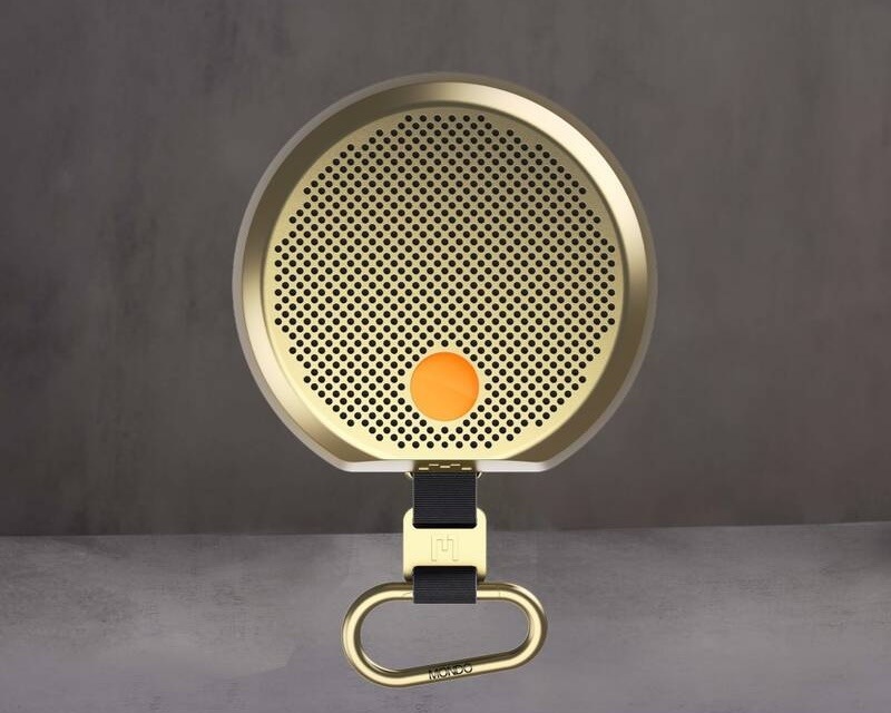 Přenosný reproduktor Mondo Speaker Small zlatý Přenosný reproduktor Mondo Speaker Small s perforovanou mřížkou a karabinou