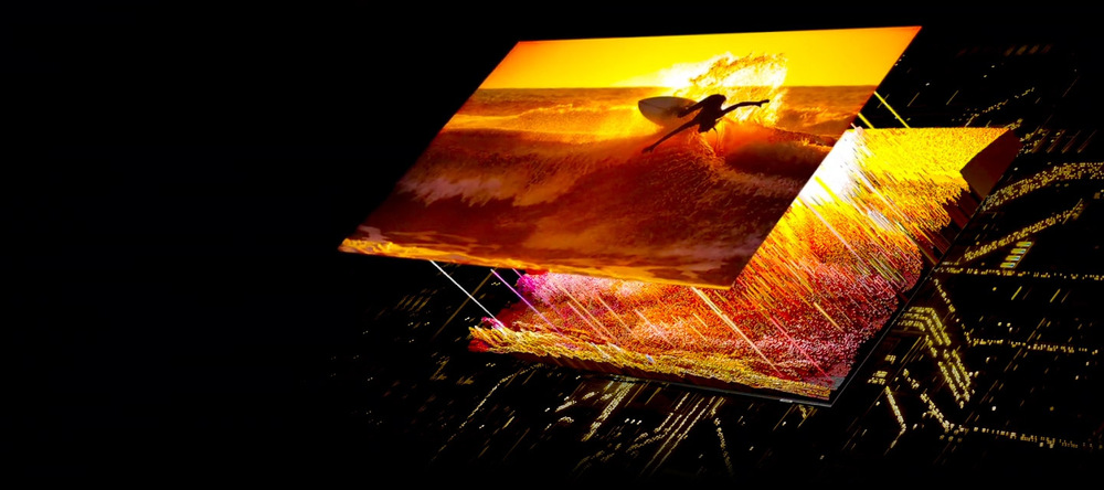 Televize Samsung QE55QN90F Obrazovka zachycující surfaře na moři ozářeném sluncem se vznáší nad deskou s LED diodami vyzařujícími světlo směrem k obrazovce