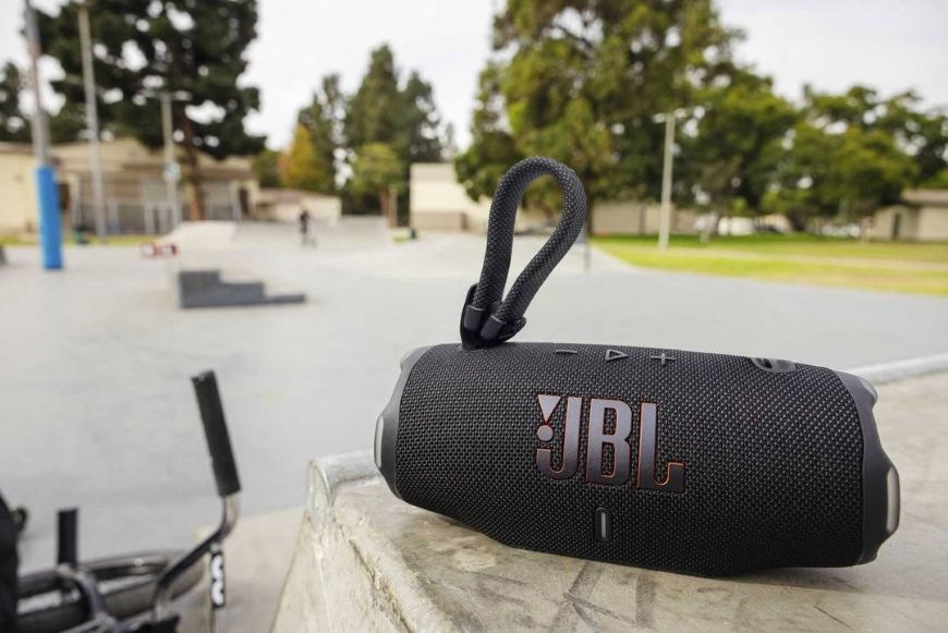 Přenosný reproduktor JBL Charge 6 červený JBL Charge 6 je perfektní pro využití venku