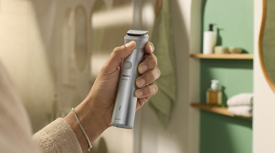 Muž drží v ruce zastřihovač Philips MG5941/15