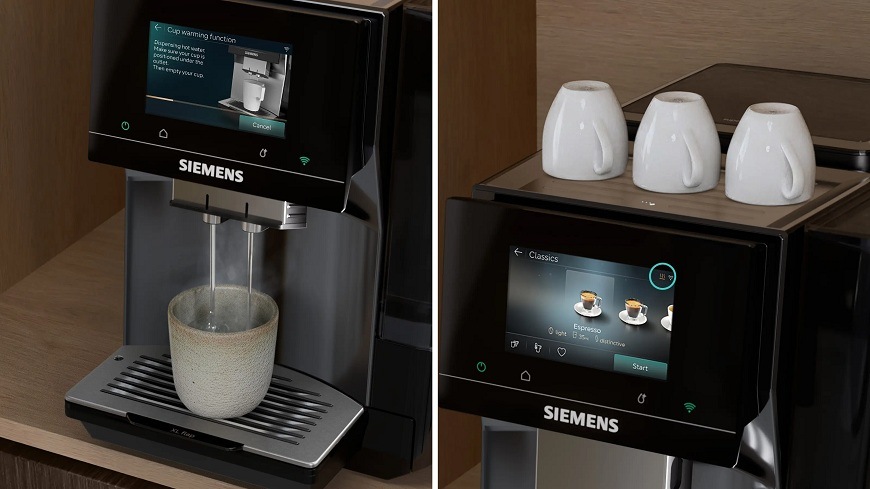 Dva obrázky v jednom, kdy na prvním je znázorněn kávovar Siemens připravující kávu a na druhém je detail ohřívače hrnku