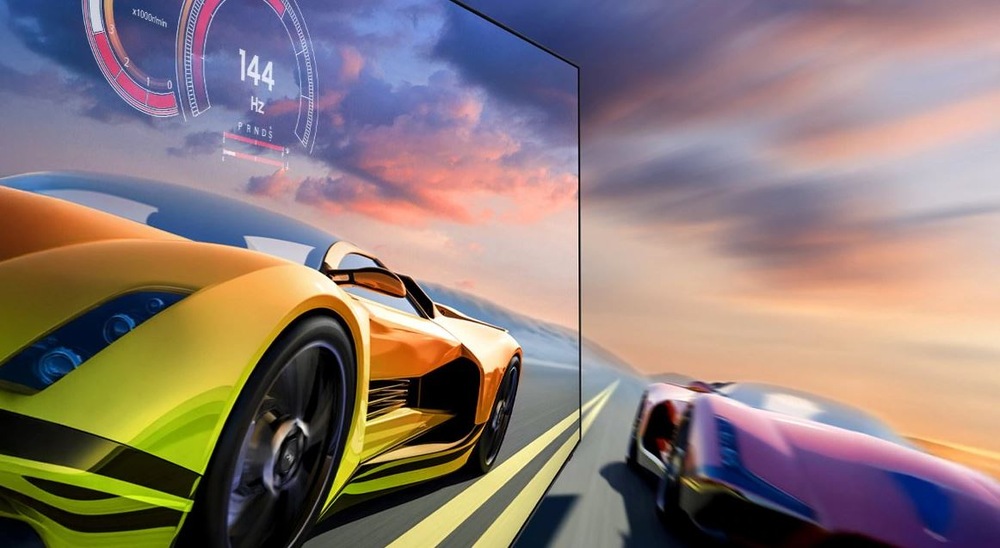 Televize Samsung The Frame QE65LS03H televize samsung se spuštěným herním režimem. Na leve straně je vidět krásný a ostrý obraz jednouciho auta. Je to možné díky herním technologiim
