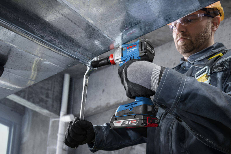Pracovník na stavbě využívá Rázový utahovák Bosch Professional GDX 18V-285 pro vruty do plechu.