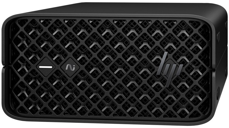 Na obrázku je kompaktní stolní počítač HP Z2 Mini G1a v černém provedení. Je focený zepředu a má zaoblené rohy, nízký obdélníkový tvar a čelní panel krytý výraznou mřížkou s kosočtvercovým vzorem. Vlevo jsou dvě malá tlačítka nebo kontrolní prvky a vpravo logo HP.