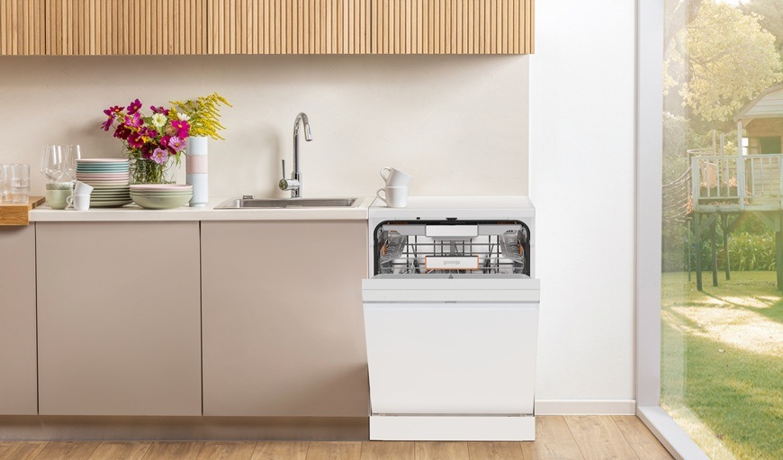 Na obrázku je myčka Gorenje GS673A97W umístěná v kuchyni
