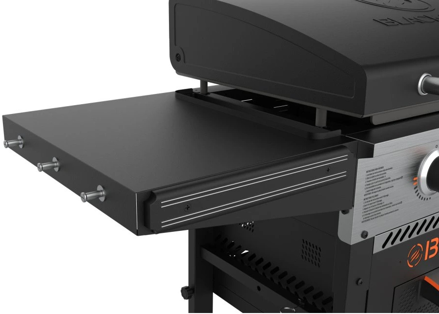 Detail výsuvného bočního stolku s háčky na nářadí grilu Blackstone 28".