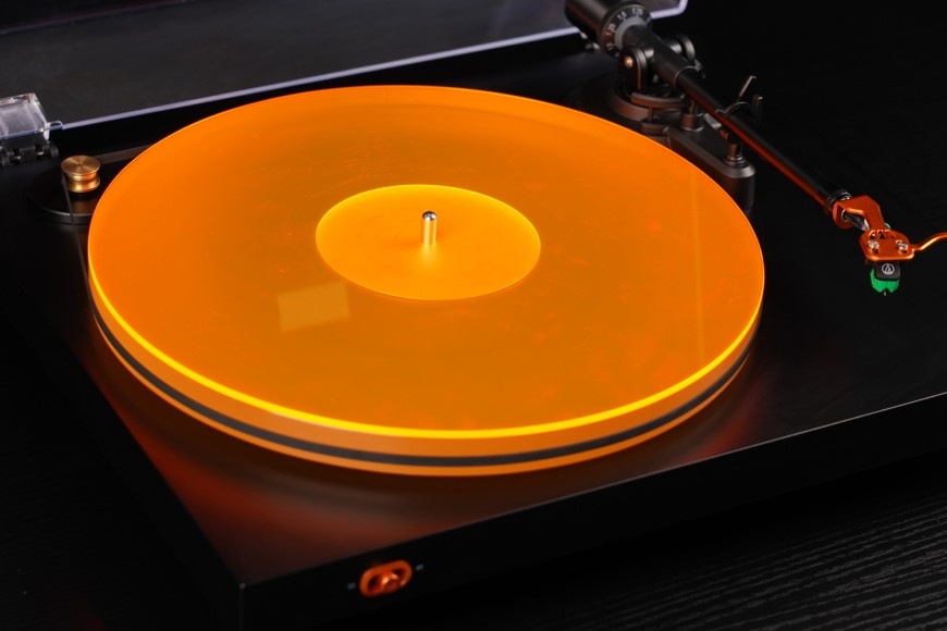 Gramofon Fosi Audio Luna 3 černý/oranžový Detail talíře na gramofonu Fosi Audio Luna 3