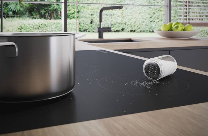 Sůl vysypaná na indukční varnou desku Bosch