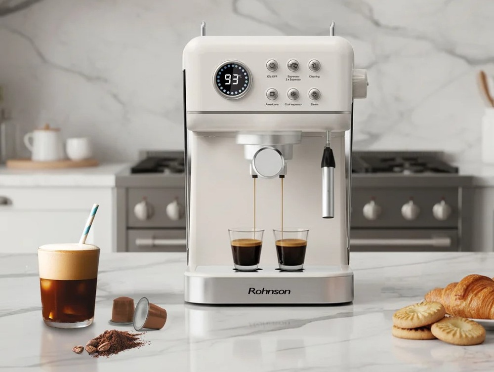 Kávovar Rohnson R-98036 Hot & Cold znázorňuje přípravu dvou šálků kávy současně, vedle něho jsou umístěné kapsle Nespresso, které lze také při přípravě využít.