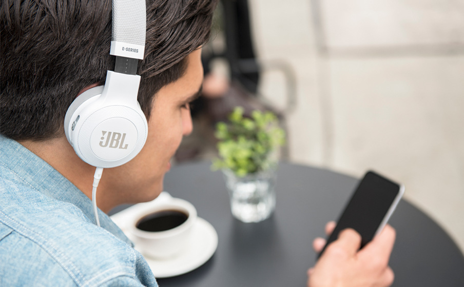 Sluchátka JBL E45BT bílá Sluchátka JBL E45BT bílá