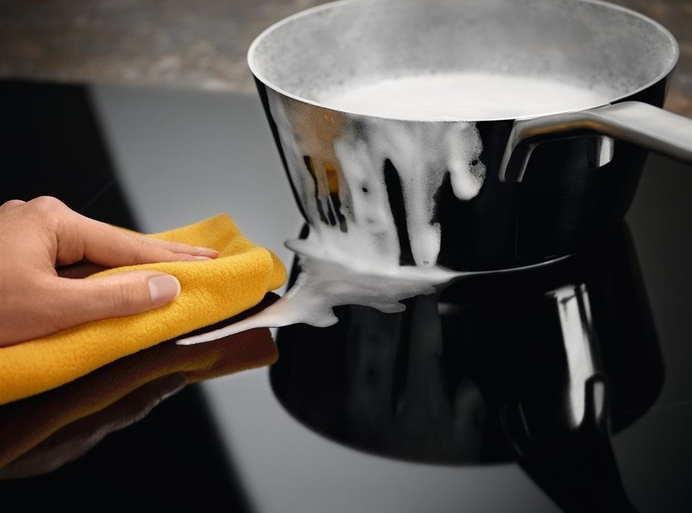 Indukční varná deska Electrolux LIL61434C černá