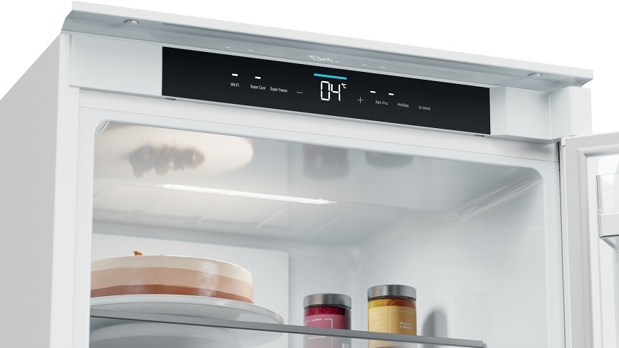 vestavná lednice haier EHBQW5518E a její ovládací panel v horní části