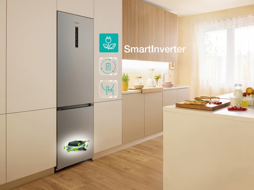 Chladnička Gorenje NRB620C61BX4WFE je zapasovaná do kuchyňského výklenku v moderní domácnosti. Na pravé straně od ledničky je graficky znázorněna invertorová technologie. Ve spodní části ledničky je invertorový motor.