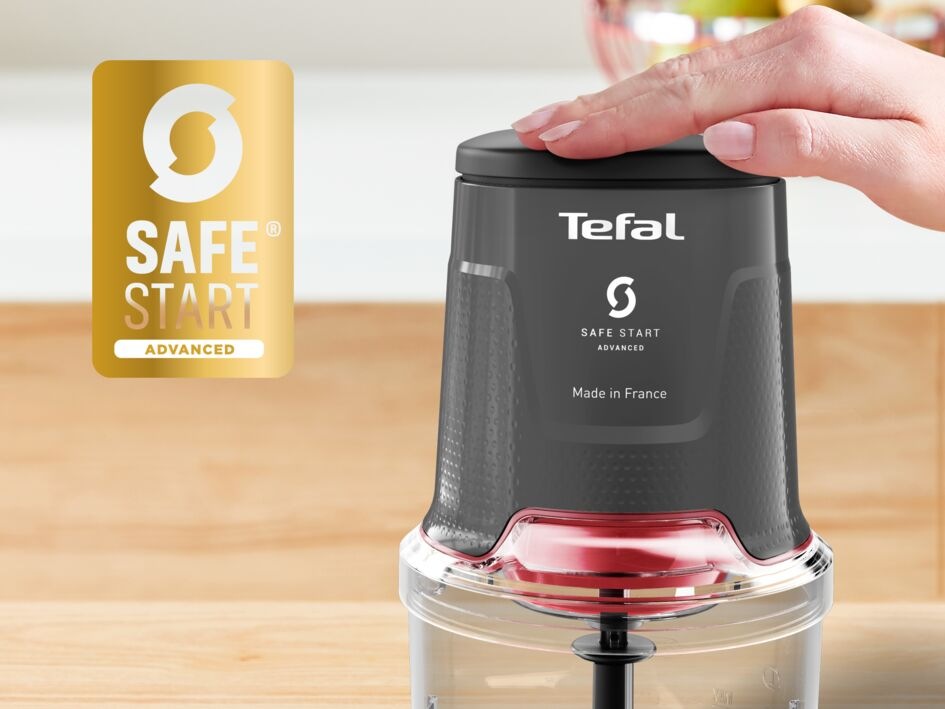 Sekáček potravin Tefal MQ740HF0 Easy Press šedý Žena má položenou ruku na sekáčku potravin Tefal MQ740HF0 Easy Press s technologií Safe Start Advanced