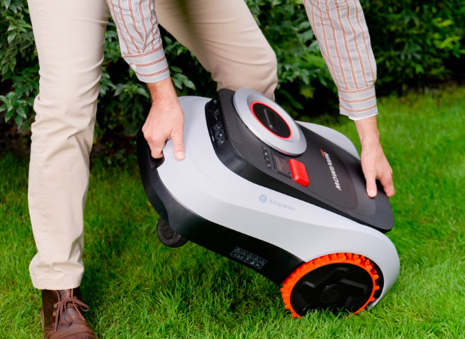 Robotická sekačka Segway Navimow i210E Lidar Manipulace s robotickou sekačkou Segway Navimow i210E LiDAR na trávníku