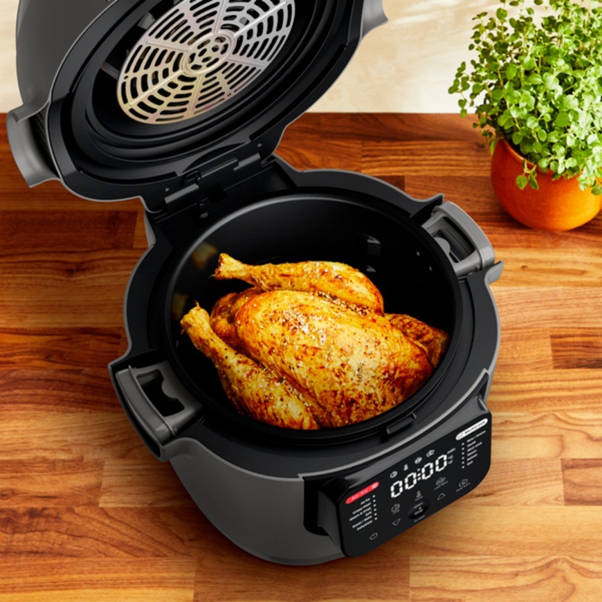 Otevřený multifunkční hrnec Tefal MY731BF0 Multicook and Fry umožňuje přípravu celého kuřete v jedné nádobě.