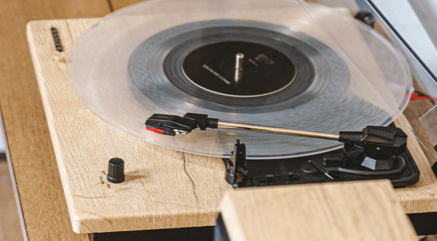 Gramofon Crosley Brio hnědý Bluetooth, AUX, sluchátka i RCA výstup zajišťují široké možnosti kabelového i bezdrátového připojení.