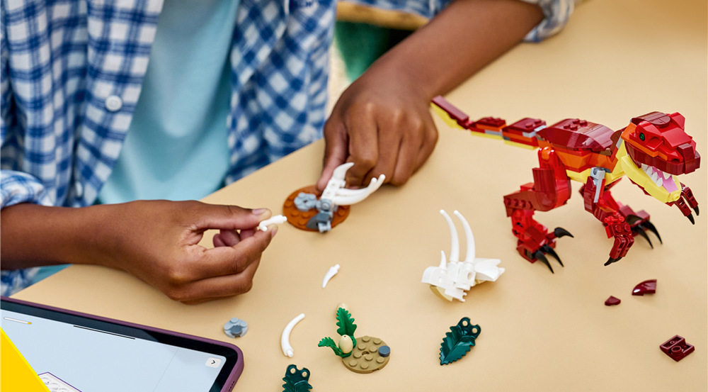 Stavebnice LEGO® Creator 3 v 1 31379 Divoký dinosaurus Velociraptora můžete přestavět na stegosaura nebo pterosaura a získat tak tři dinosaury v jednom.