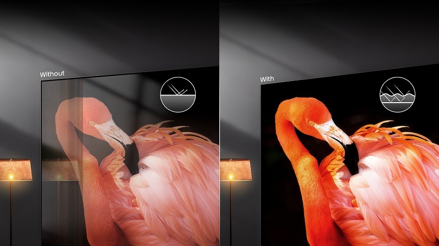 Televize Hisense 85UR8S Televize Hisense 85UR8S s plameňákem na obrazovce, rozdíl mezi obrazem s technologií proti odleskům a obyčejným obrazem