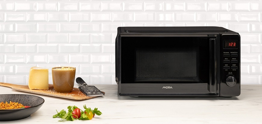 Na obrázku je přední pohled na mikrovlnku Mora MT323B, která má funkci automatického rozmrazování podle času a hmotnosti