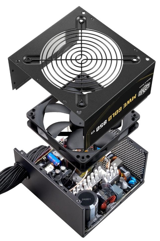 Na obrázku je rozložený napájecí zdroj Cooler Master, u kterého je vidět vnitřní konstrukce. Horní kryt s ventilátorem je odklopený nad tělem zdroje a dole jsou odkryté elektronické součástky, chladiče, cívky a kabeláž. Obrázek ukazuje vnitřní uspořádání zdroje a jeho chladicí ventilátor.