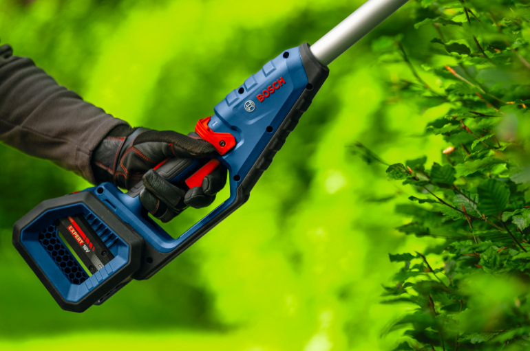 Detail rukojeti Bosch Professional GHE 18V-50FP s ovládáním a uchycením akumulátoru