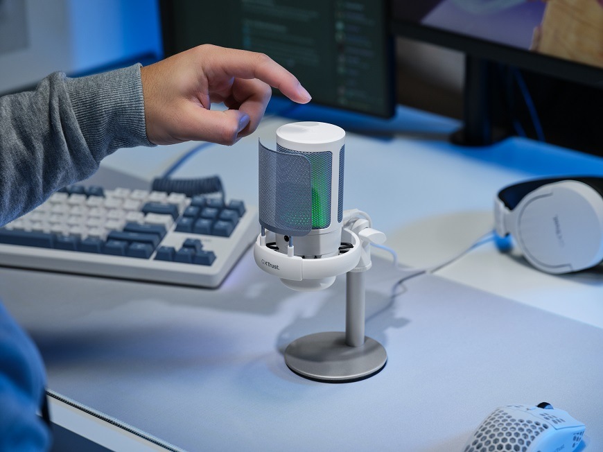 Mikrofon Trust GXT238 Auron, USB-C, RGB bílý Ruka a pozadí mikrofonu Trust GXT 238 Auron