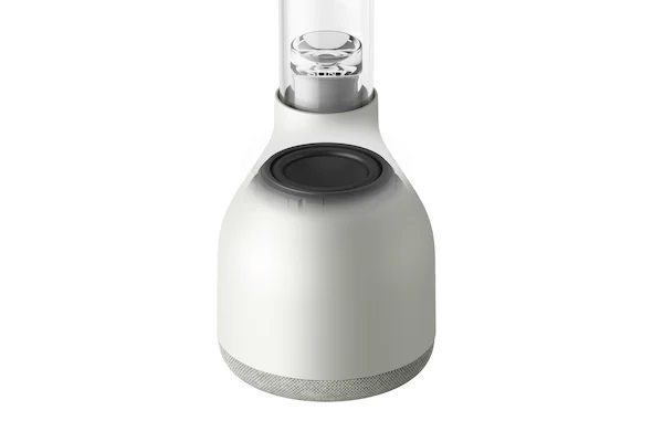 Přenosný reproduktor Sony LSPX-S3 stříbrný/šedý Skleněný reproduktor Sony LSPX-S3 při pohledu z boku s řezem odhalujícím výškový reproduktor, který zalije zvukem celou místnost.