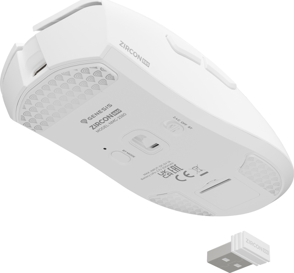 Spodní strana bílé myši Genesis Zircon 880 s optickým senzorem, tlačítkem režimu Bluetooth, přepínačem připojení a skleněnými kluzáky. Vedle myši je vyjmutý USB přijímač, který lze uložit do prostoru ve spodní části.