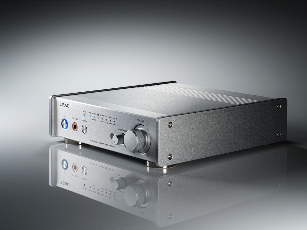 Přední a horní část zesilovače Teac AI-303 s celokovovým provedením
