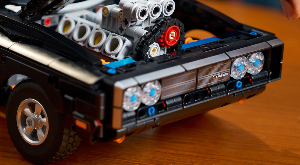 Stavebnice LEGO® Technic 42231 Auto Fast and Furious Dodge Charger R/T Výrazný model auta LEGO měří přes 40 cm na délku a doplňují ho filmové detaily včetně dvou lahví NOS a hasicího přístroje, které potěší fanoušky Dominica Toretta i série Rychle a zběsile