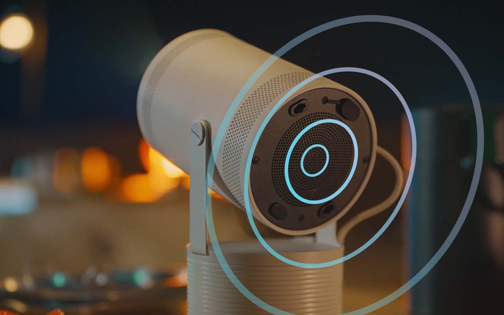 Projektor Samsung The Freestyle SP-LFF3CLA 2.gen. bílý Projektor Samsung The Freestyle SP-LFF3CLA s barevnými kroužky, které znázorňují šíření vzduchu