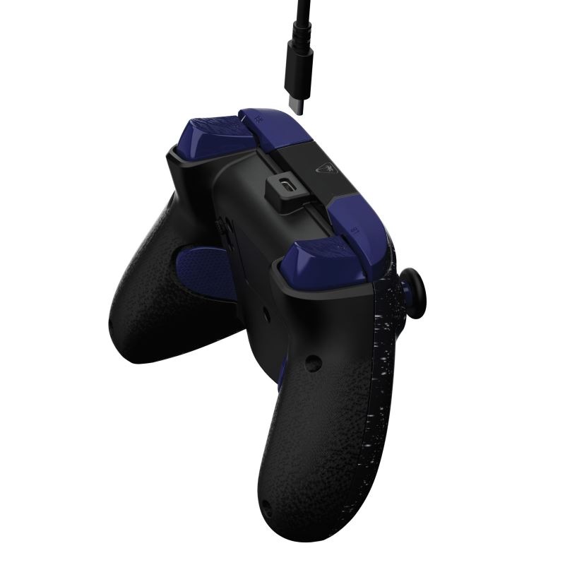 Připojení USB-C kabelu k hernímu ovladači Turtle Beach Rematch Advanced